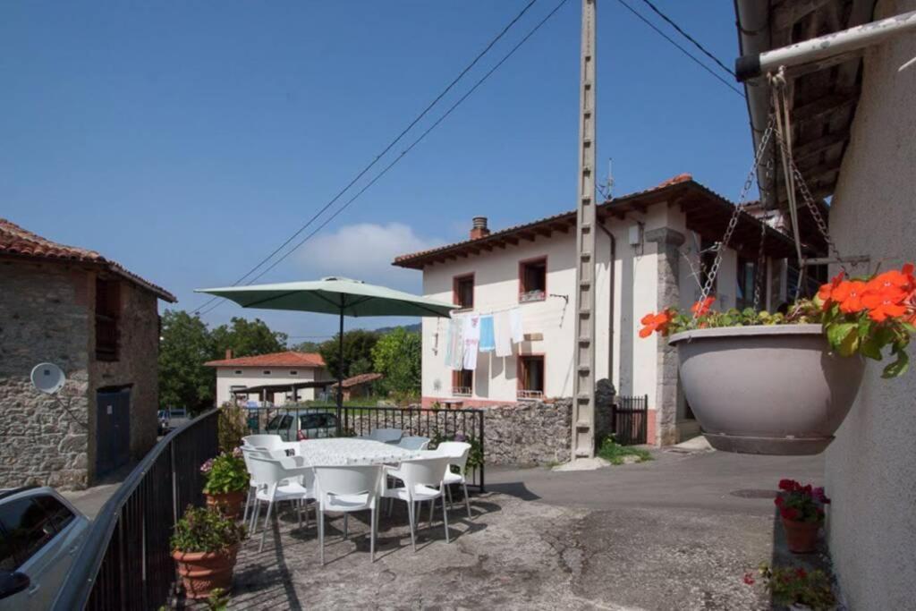 Casa del Cuetu. Traditional village house in Asturias Mere Esterno foto