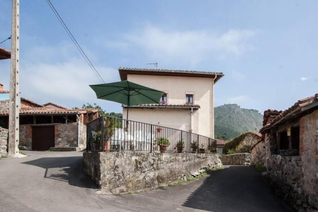 Casa del Cuetu. Traditional village house in Asturias Mere Esterno foto